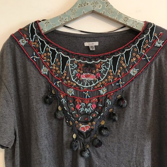 Ecote | Gray Beaded Pom Pom Boho Short Sleeve Tee - Picture 2 of 6